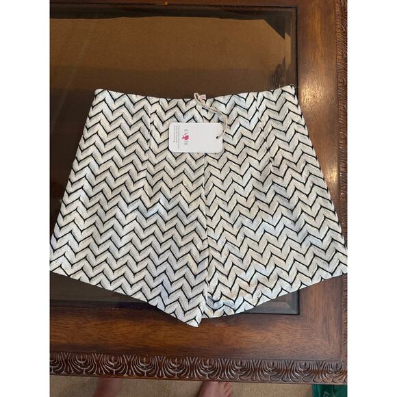 Women’s L’Atiste Cream Dressy Shorts. Size Small. NWT! - Picture 3 of 3